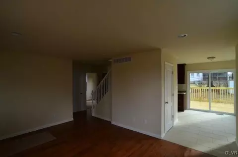 203 Cedar St, Hellertown, PA 18055 photo 4