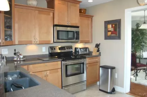 1032 Maple St, Bethlehem, PA 18018 photo 3