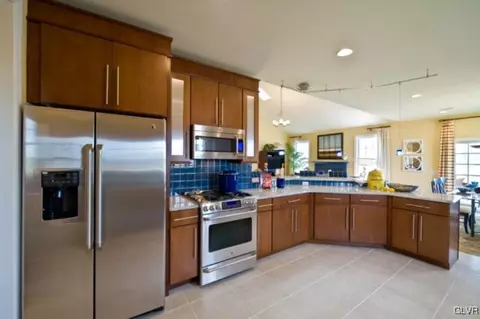 1106 Resolution Dr, Bethlehem, PA 18017 photo 2