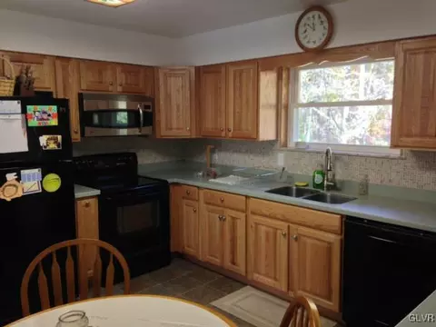 2446 E Millheim Rd, Bath, PA 18014 photo 6