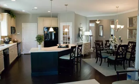 1034 Resolution Dr, Bethlehem, PA 18017 photo 3