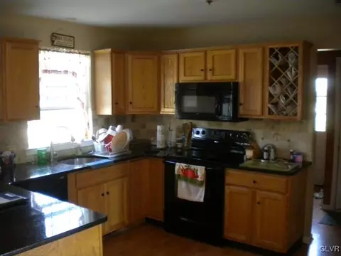 2644 Parkside Dr, Bath, PA 18014 photo 3