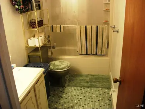 212 Old Forge Dr, Bath, PA 18014 photo 8
