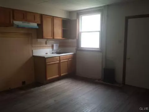33 E Oak St, Hazleton, PA 18201 photo 2