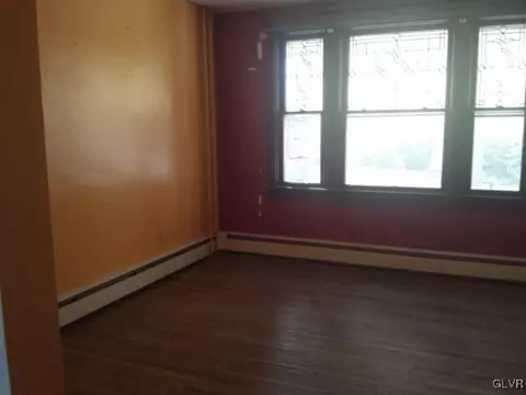 33 E Oak St, Hazleton, PA 18201 photo 3