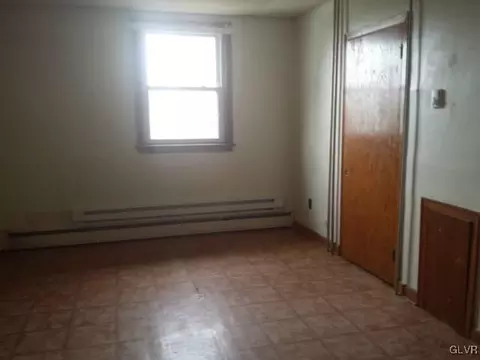33 E Oak St, Hazleton, PA 18201 photo 4