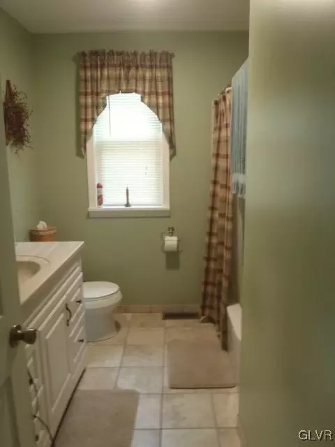 135 E Northampton St, Bath, PA 18014 photo 5