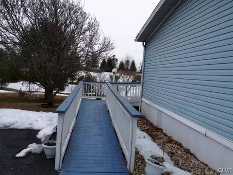 271 Pine Cone Ct, Bath, PA 18014 photo 2