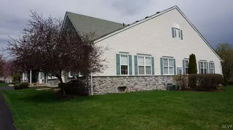 1872 Caryn Dr, Hellertown, PA 18055 photo 3