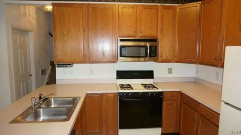 1872 Caryn Dr, Hellertown, PA 18055 photo 11