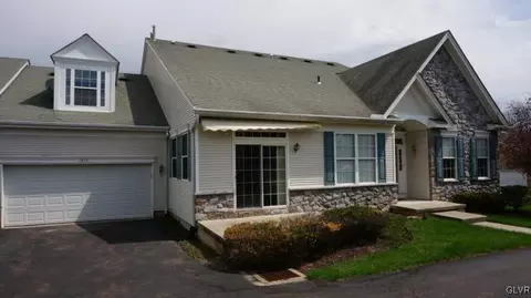 1872 Caryn Dr, Hellertown, PA 18055 photo 2