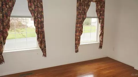 1872 Caryn Dr, Hellertown, PA 18055 photo 7