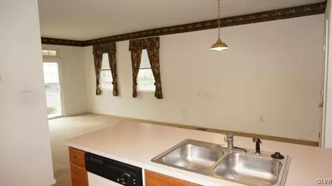 1872 Caryn Dr, Hellertown, PA 18055 photo 15