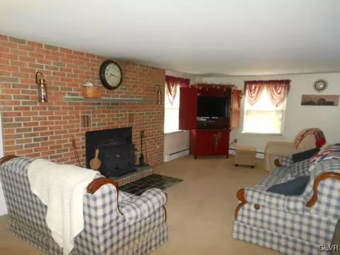 257 E 2nd St, Wind Gap, PA 18091 photo 4