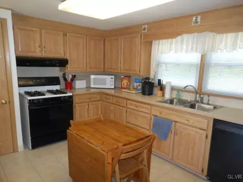 257 E 2nd St, Wind Gap, PA 18091 photo 6