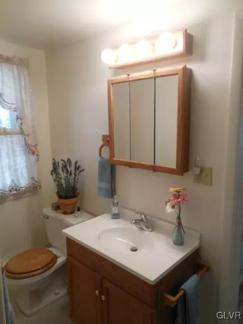 257 E 2nd St, Wind Gap, PA 18091 photo 9