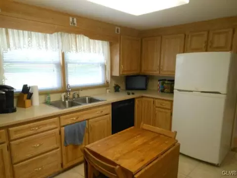 257 E 2nd St, Wind Gap, PA 18091 photo 5