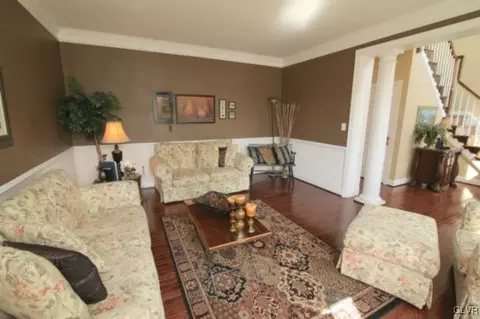 1841 Viola Ln, Hellertown, PA 18055 photo 3