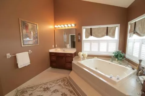 1841 Viola Ln, Hellertown, PA 18055 photo 11