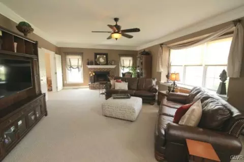 1841 Viola Ln, Hellertown, PA 18055 photo 8