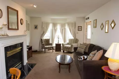 1910 Pine Ct, Hellertown, PA 18055 photo 2