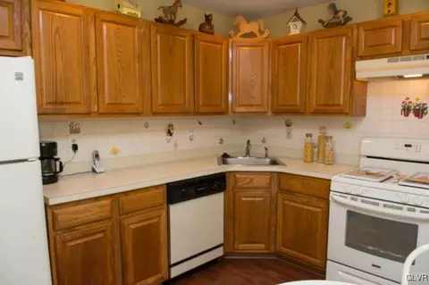 1910 Pine Ct, Hellertown, PA 18055 photo 5