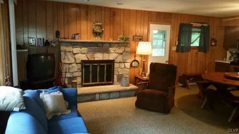 106 Loop Rd, Greentown, PA 18426 photo 5