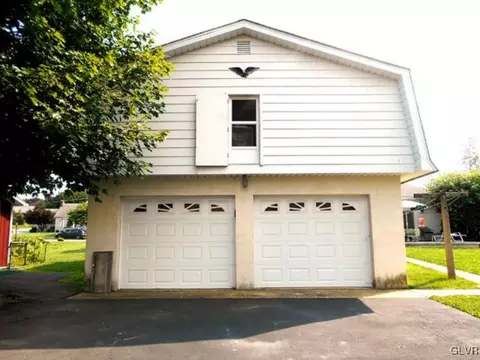 162 E 2nd St, Wind Gap, PA 18091 photo 3