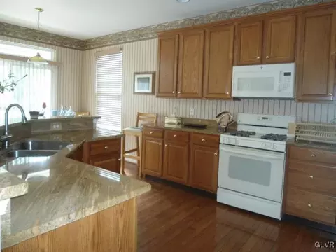 1855 Caryn Dr, Hellertown, PA 18055 photo 5