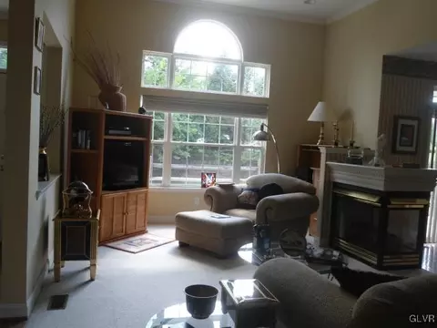 1855 Caryn Dr, Hellertown, PA 18055 photo 3