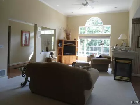 1855 Caryn Dr, Hellertown, PA 18055 photo 4