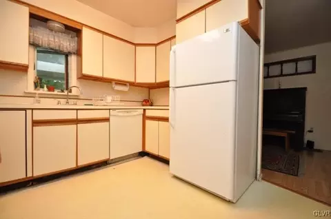 2483 Community Dr, Bath, PA 18014 photo 7