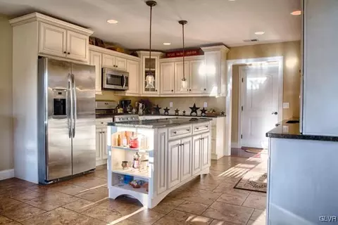 201 E Dell Rd, Bath, PA 18014 photo 2