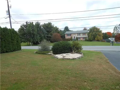2771 Mountain View Dr, Bath, PA 18014 photo 2