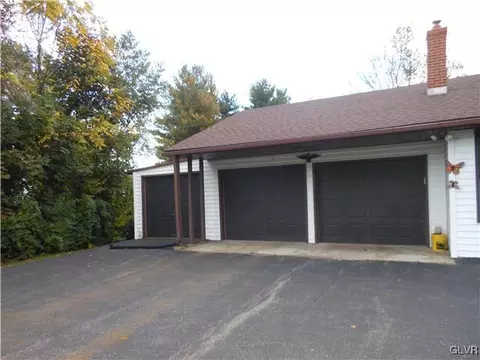 2771 Mountain View Dr, Bath, PA 18014 photo 3