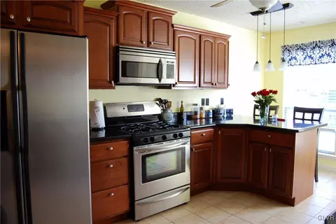 1947 Pine Ct, Hellertown, PA 18055 photo 5