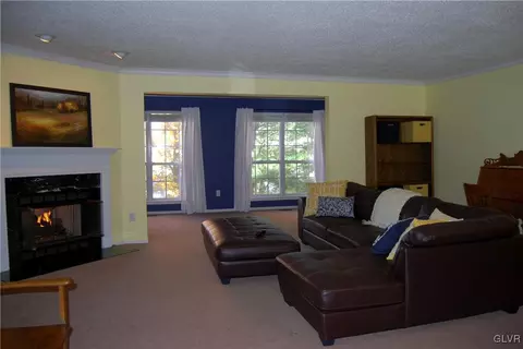 1947 Pine Ct, Hellertown, PA 18055 photo 2