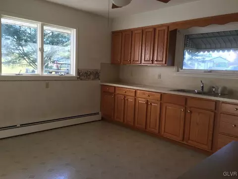 689 E Dell Rd, Bath, PA 18014 photo 6