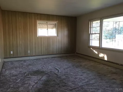 689 E Dell Rd, Bath, PA 18014 photo 4