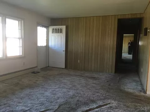 689 E Dell Rd, Bath, PA 18014 photo 5