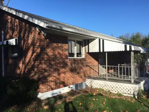 689 E Dell Rd, Bath, PA 18014 photo 2