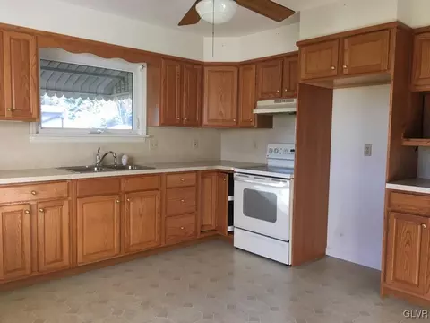 689 E Dell Rd, Bath, PA 18014 photo 7