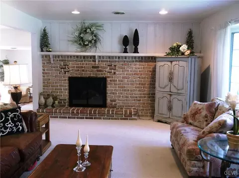 125 E 3rd St, Wind Gap, PA 18091 photo 3