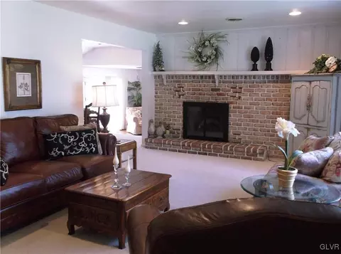 125 E 3rd St, Wind Gap, PA 18091 photo 4