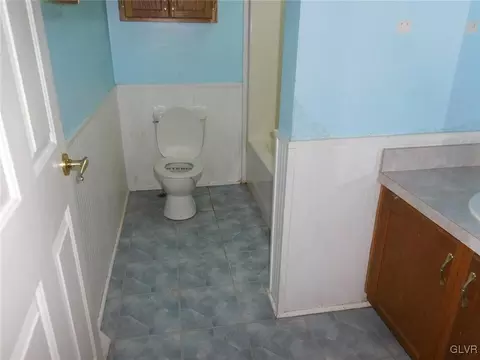 698 Point Phillips Rd, Bath, PA 18014 photo 5