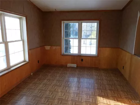 698 Point Phillips Rd, Bath, PA 18014 photo 4