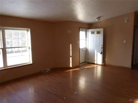 698 Point Phillips Rd, Bath, PA 18014 photo 2