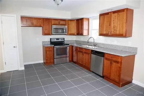 8757 S Loop Rd, Slatington, PA 18080 photo 3
