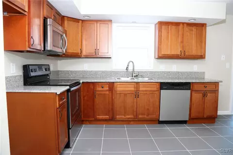 8757 S Loop Rd, Slatington, PA 18080 photo 4