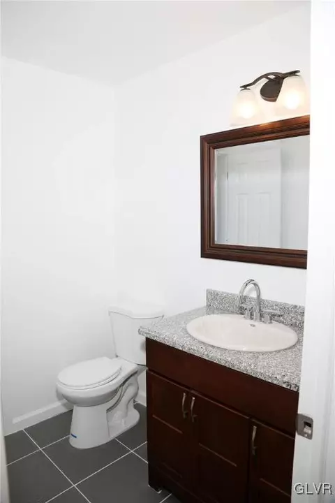8757 S Loop Rd, Slatington, PA 18080 photo 6